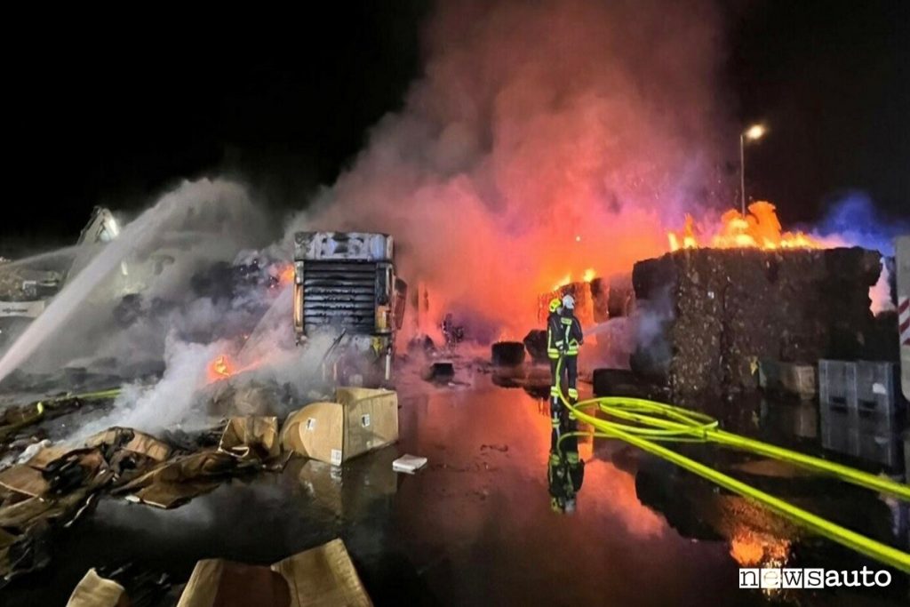 Vigili del fuoco impegnati nello spegnimento del maxi-incendio Tesla in Germania