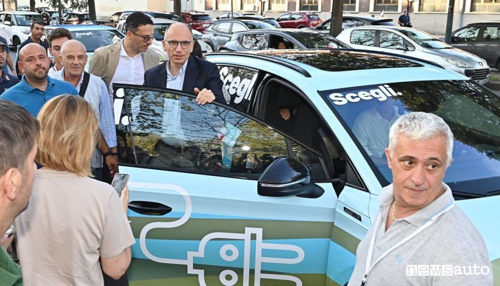Letta mentre scende dall'auto elettrica che lo ha portato a Torino