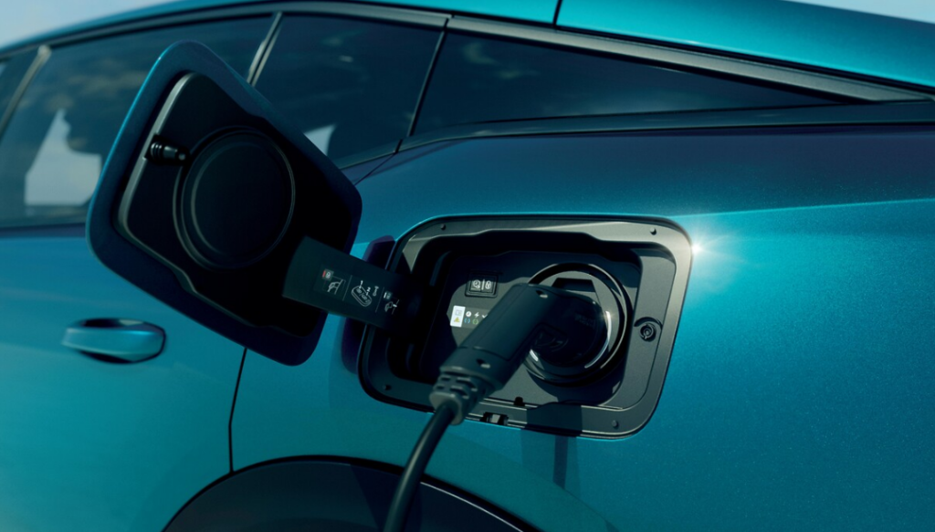 Peugeot 408 Plug-in Hybrid ricarica