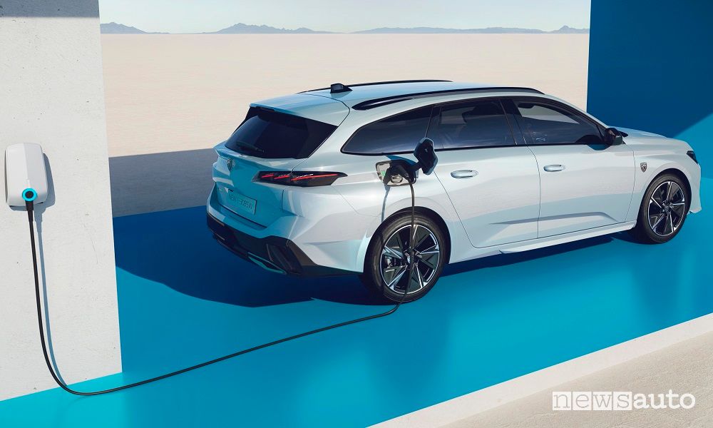 Peugeot e-308 elettrica station wagon in ricarica