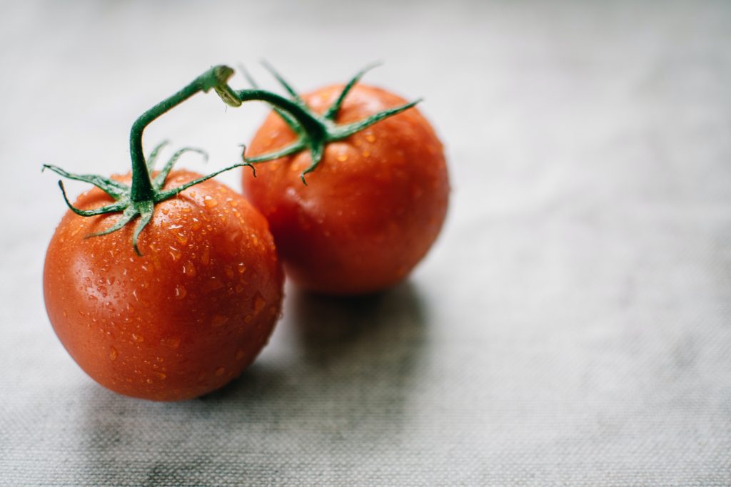 Pomodoro con rametti che può essere utilizzato per costruire pneumatici