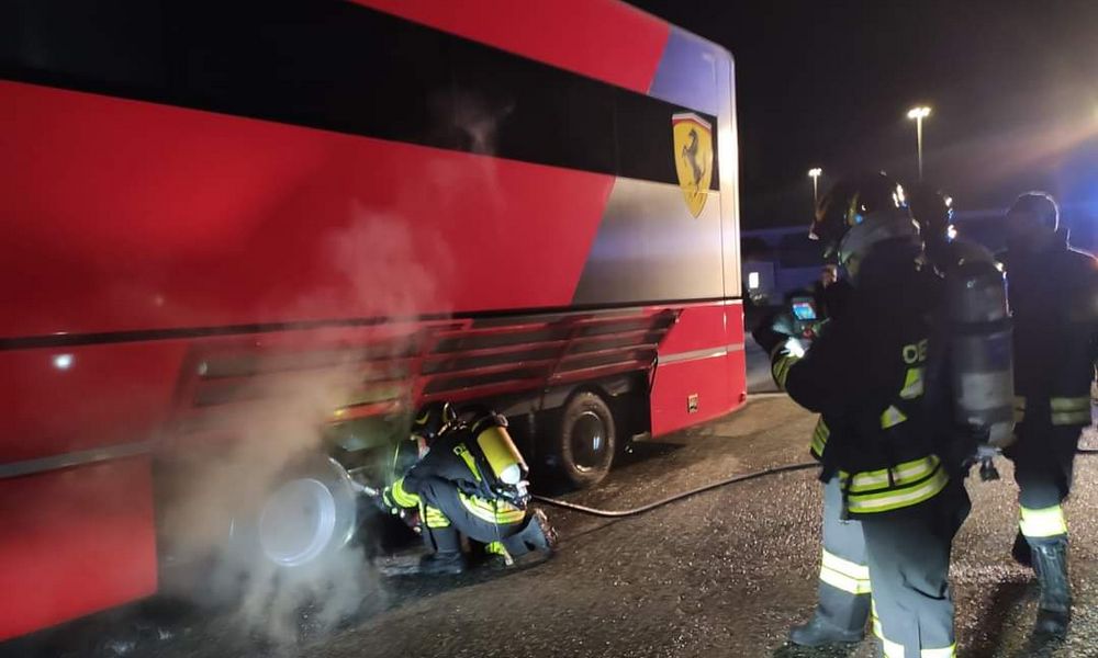 Rischio incendio del rimorchio Ferrari: fumo dai freni posteriori