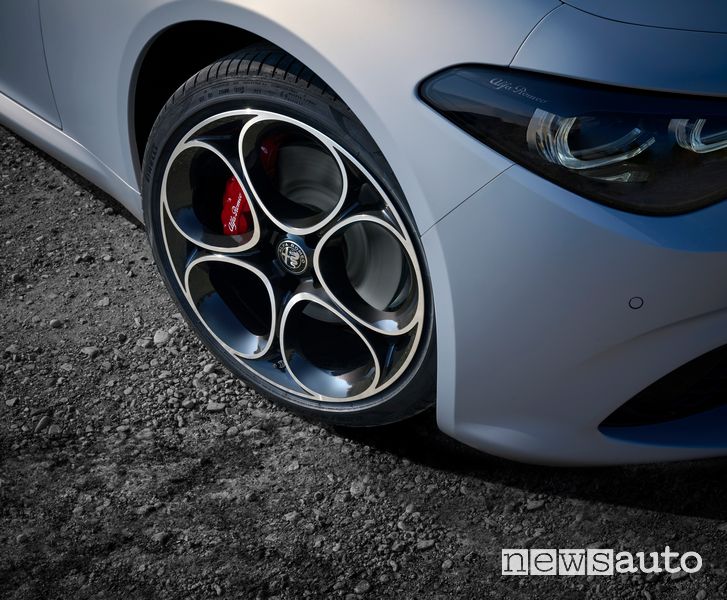 Alfa Romeo Giulia Competizione 2023 cerchi in lega da 21"