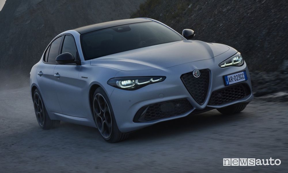 Alfa Romeo Giulia Competizione 2023 anteriore 3/4 sullo sterrato