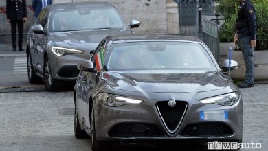 Gorgia Meloni sull'Alfa Romeo Giulia, auto italiana