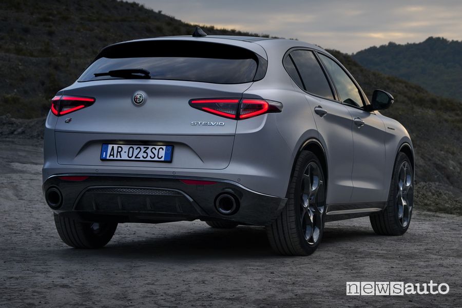 Nuovo Alfa Romeo Stelvio Competizione posteriore 3/4