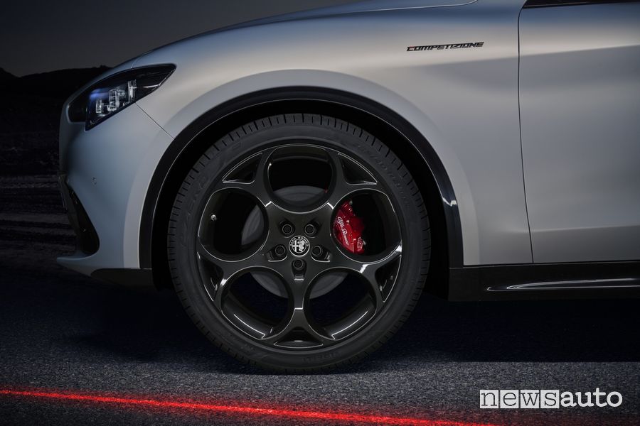 Nuovo Alfa Romeo Stelvio Competizione cerchi in lega da 21"