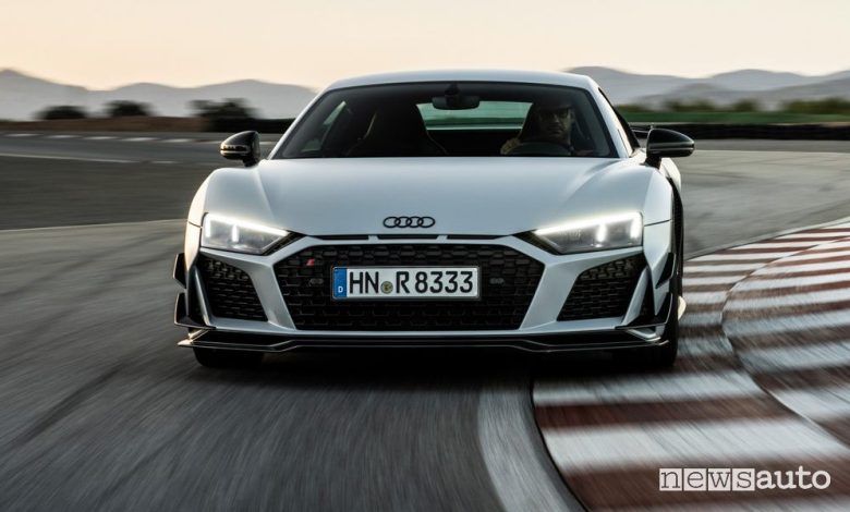 Vista frontale Audi R8 Coupé V10 GT RWD in pista