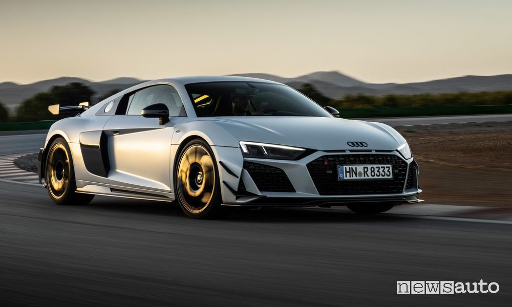 Vista di profilo Audi R8 Coupé V10 GT RWD in pista