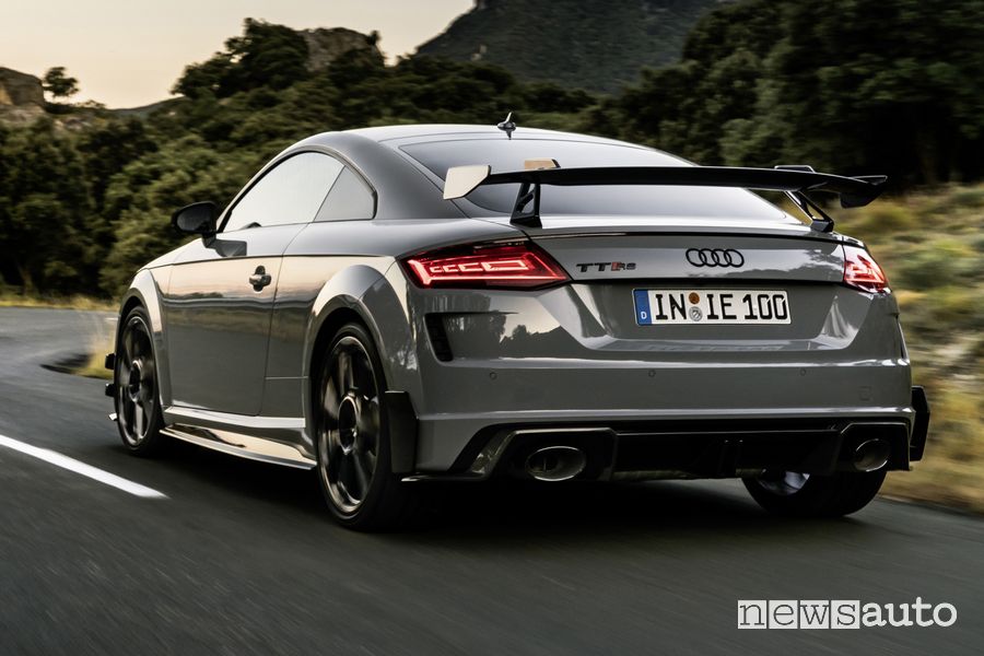Vista posteriore Audi TT RS Coupé iconic edition su strada