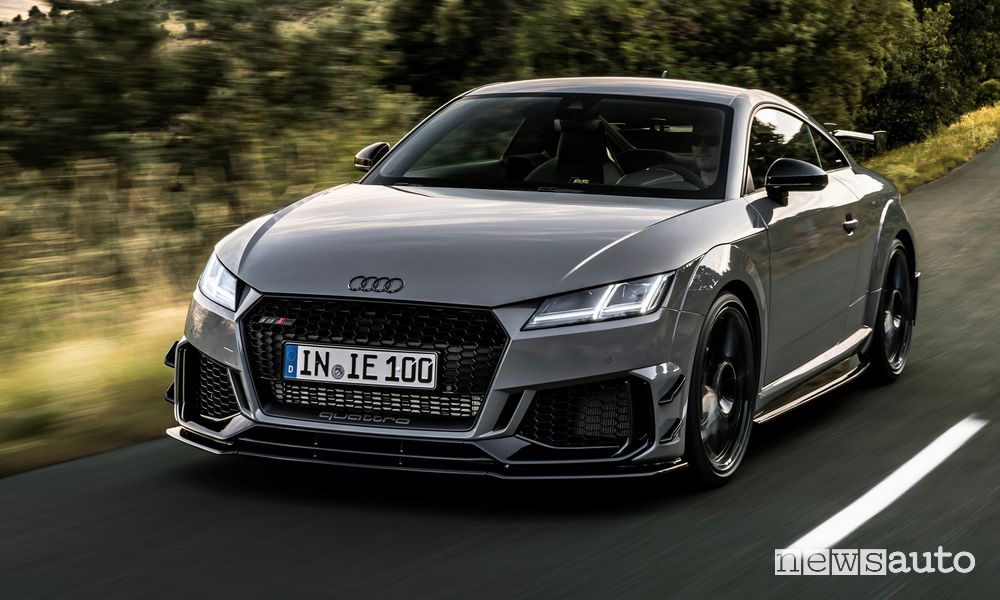 Vista di profilo Audi TT RS Coupé iconic edition su strada