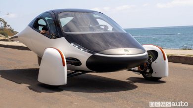 Vista di profilo Aptera auto elettrica solare su strada