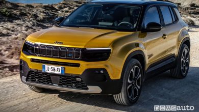 Jeep Avenger anteriore 3/4 su strada