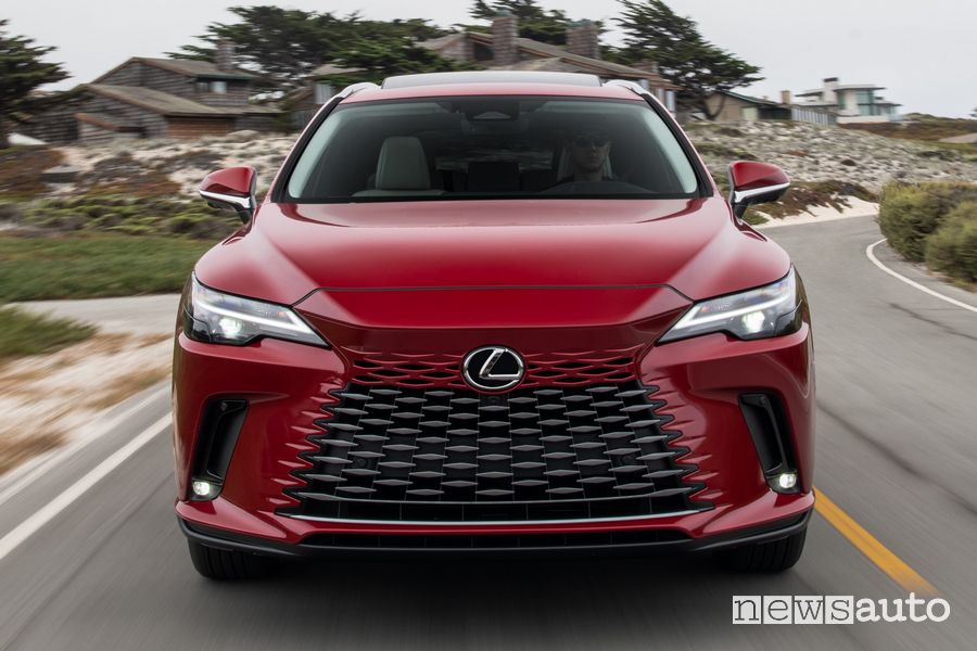 Lexus RX 350h anteriore su strada