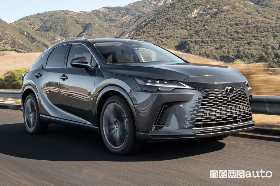 Lexus RX 450h Luxury PHEV anteriore 3/4 su strada