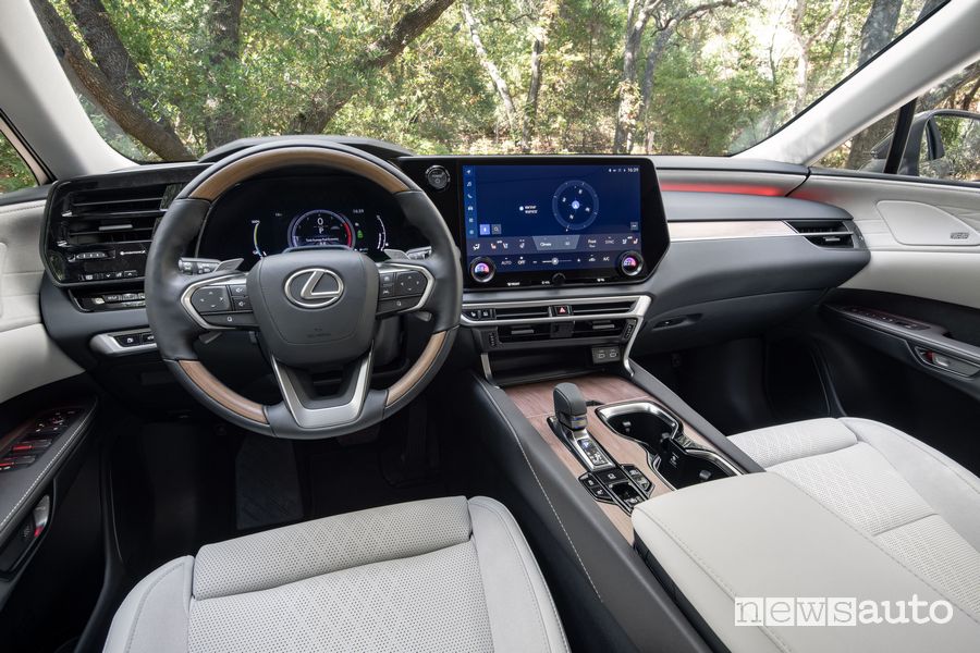 Lexus RX 450h Luxury PHEV volante abitacolo