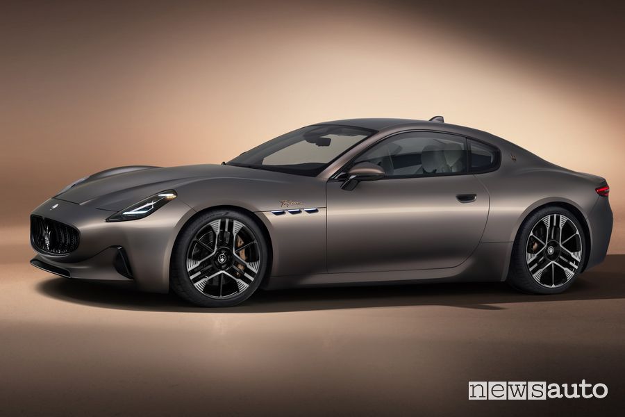 Vista di profilo Maserati GranTurismo Folgore elettrica