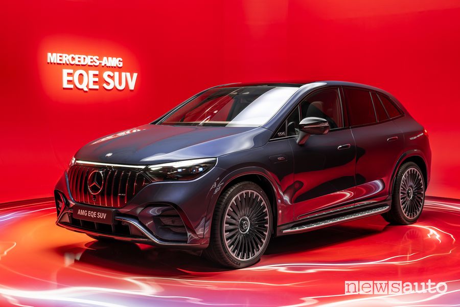 Vista di profilo Mercedes AMG EQE 53 4MATIC+