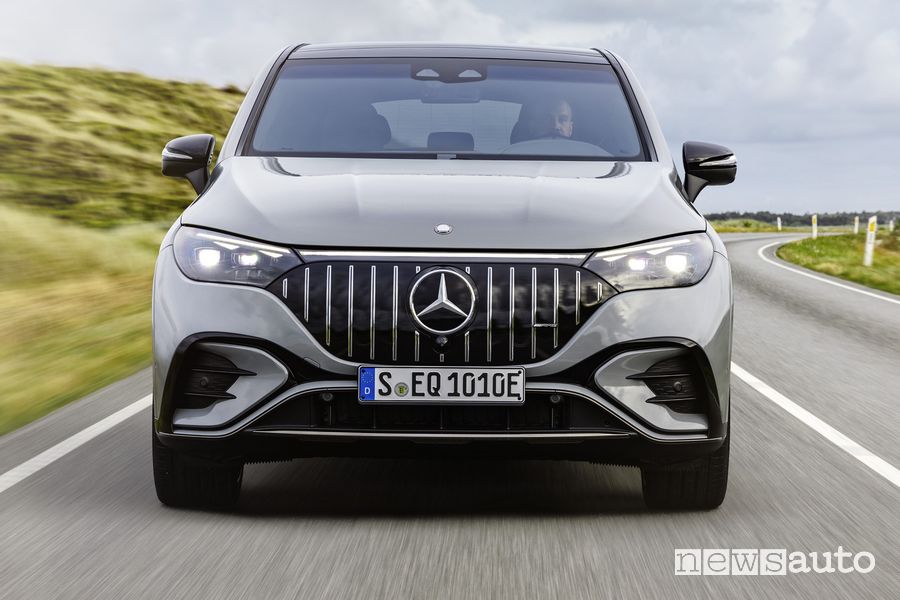 Vista frontale Mercedes AMG EQE 53 4MATIC+ su strada