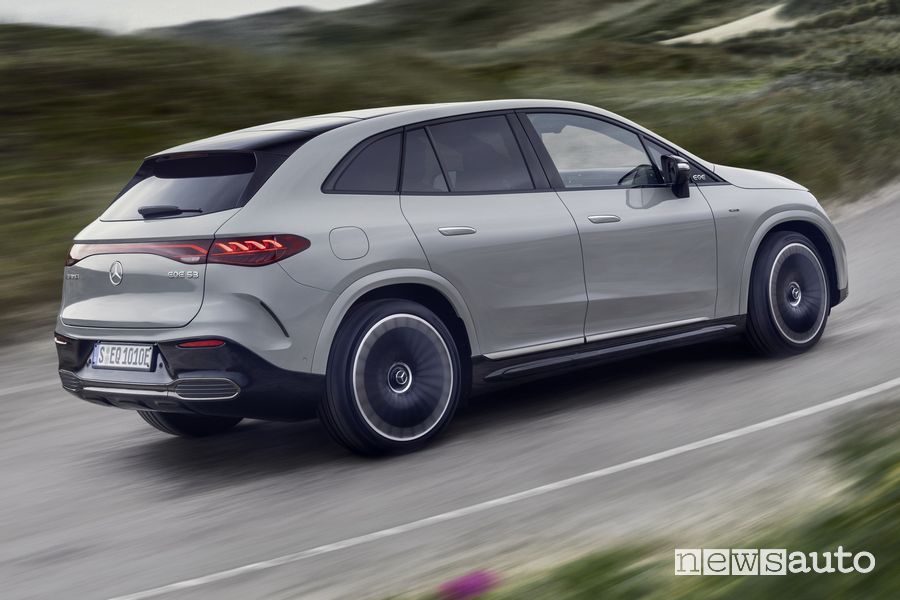 Vista posteriore Mercedes AMG EQE 53 4MATIC+ su strada