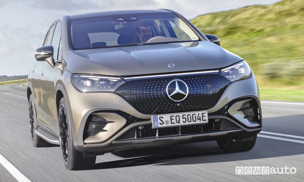 Mercedes EQE SUV elettrico anteriore su strada