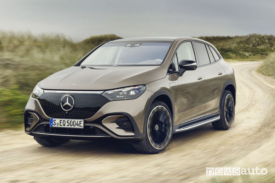 Mercedes EQE SUV elettrico anteriore 3/4 sullo sterrato