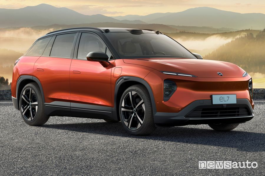 Vista di profilo Nio EL7 SUV elettrico