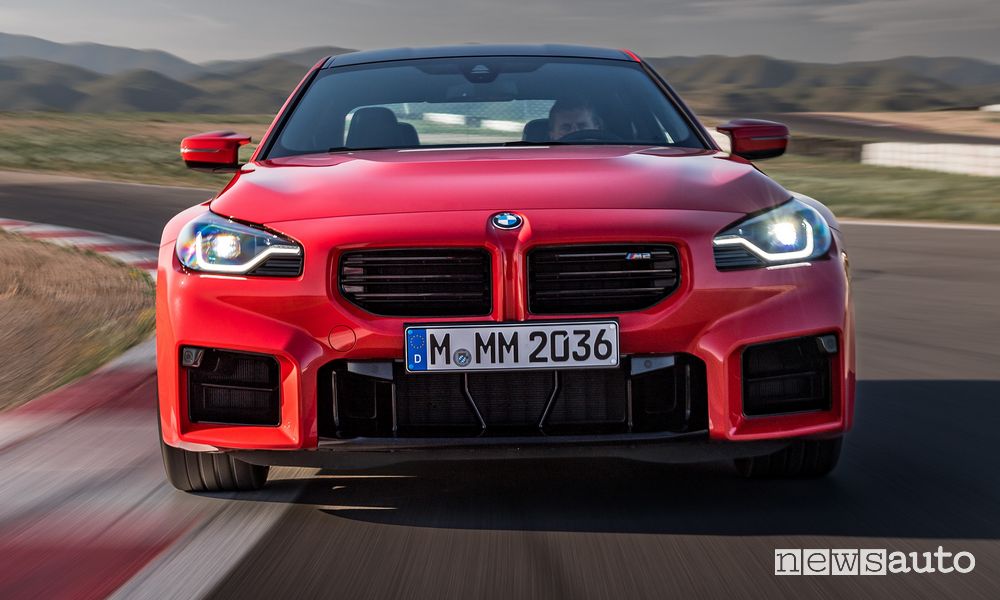 Vista frontale nuova BMW M2 in pista