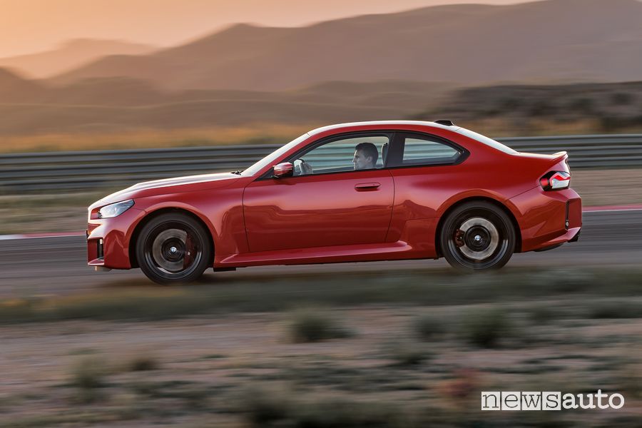 Vista laterale nuova BMW M2 in pista