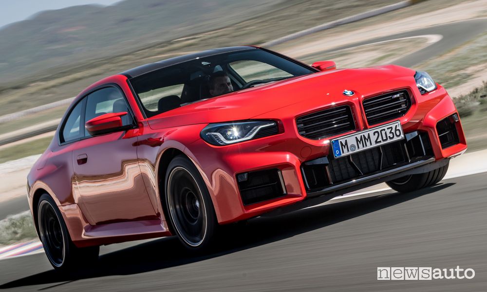 Vista di profilo 3/4 nuova BMW M2 in pista
