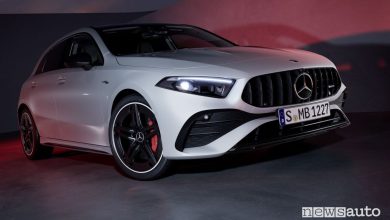 Vista di profilo nuova Mercedes-AMG A 35 4Matic
