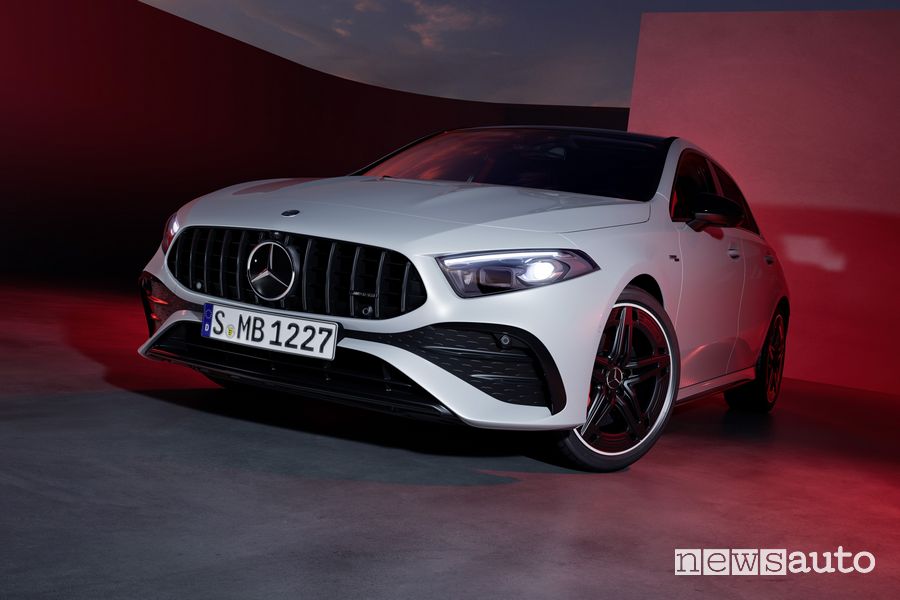 Vista di profilo nuova Mercedes-AMG A 35 4Matic