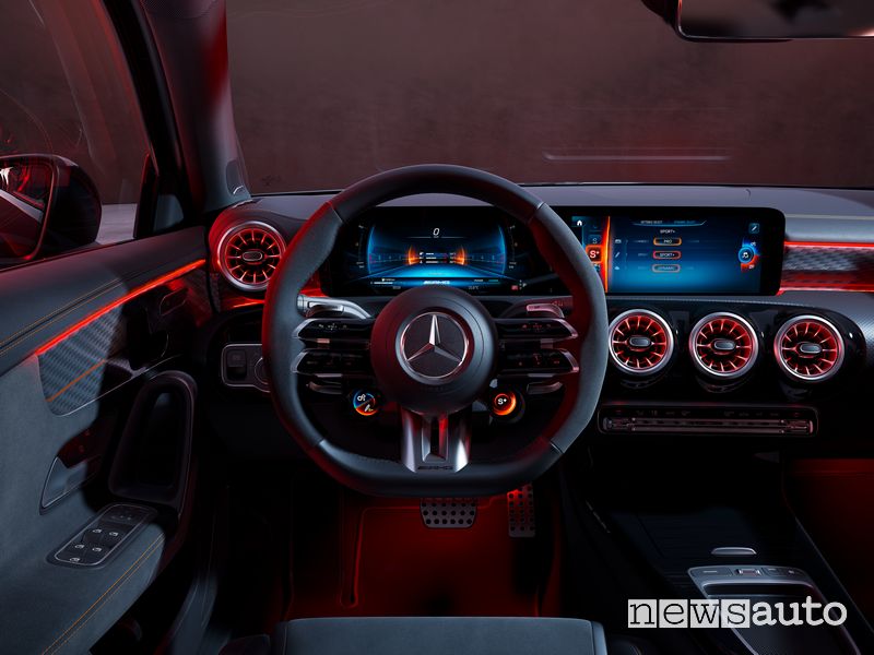 Volante abitacolo nuova Mercedes-AMG A 45 S 4Matic+