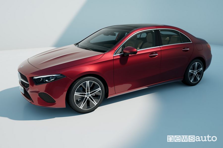 Vista di profilo nuova Mercedes-Benz Classe A sedan