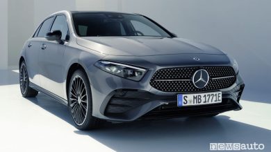 Vista di profilo Mercedes-Benz Classe A 250 e plug-in