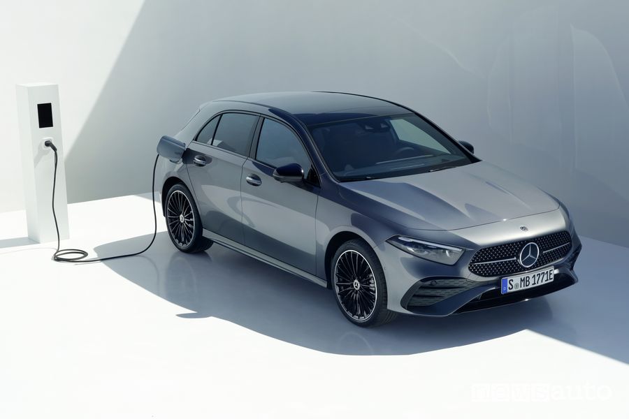 Nuova Mercedes-Benz Classe A 250 e plug-in in ricarica