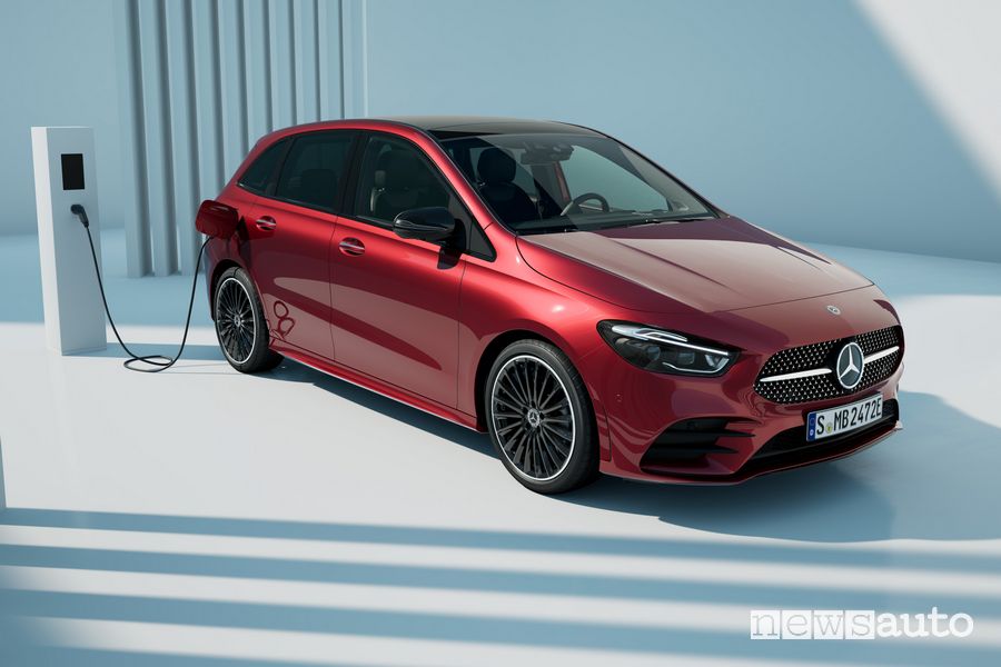 Nuova Mercedes-Benz Classe B 250 e in ricarica