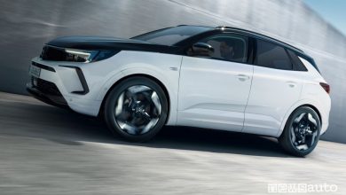 Opel Grandland GSe laterale su strada