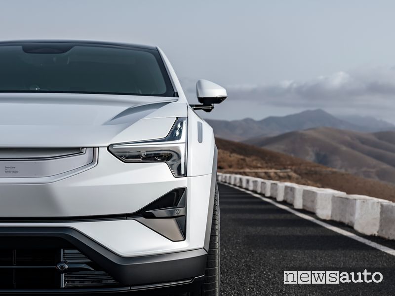 Faro anteriore firma luminosa Polestar 3