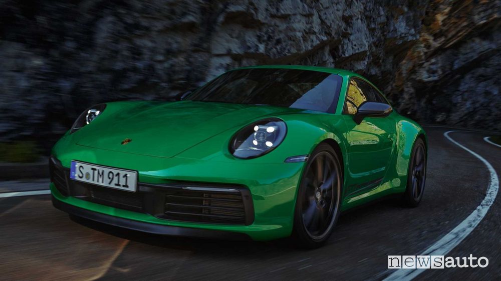 Porsche 911 Carrera T anteriore 3/4 su strada