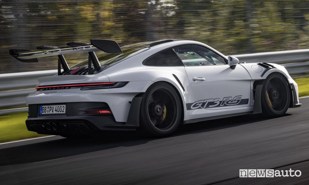 Porsche 911 GT3 RS Weissach record al Nurburgring