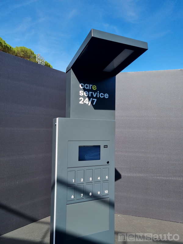 "Care service 24/7" Totem per la consegna H24 in officina di un'auto Renault
