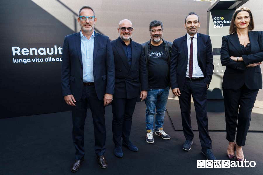 Carlo Leoni (Direttore Comunicazione e Immagine Renault), Raffaele Fusilli (AD Renault Italia), Francesco Pannofino, Biagio Russo (Direttore Marketing Renault) e Elisabeth Leriche (Direttore Qualità e Servizi Renault)