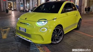 Abarth 500 elettrica, lo Scorpione mette la spina sulla 500e