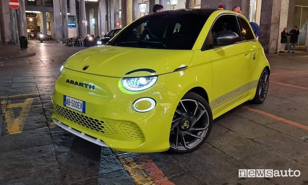 Abarth 500 elettrica, lo Scorpione mette la spina sulla 500e