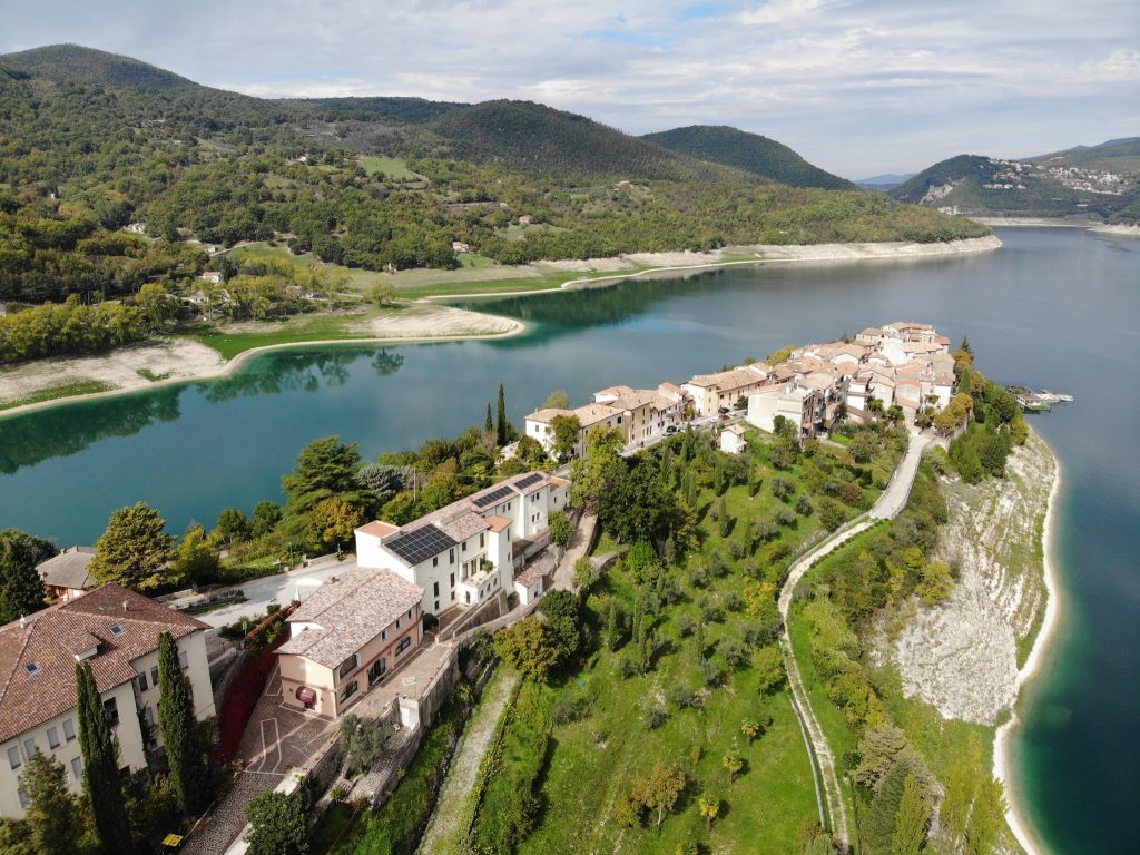 Colle di Tora sul lago del Turano, tappa al Turano Resort