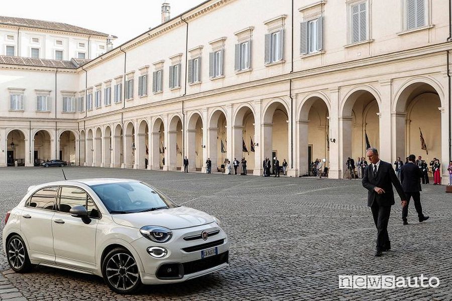 Meloni arriva al Quirinale a bordo della Fiat 500X Sport