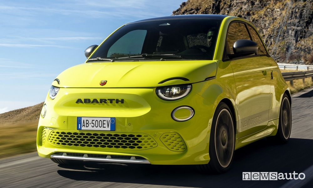 Abarth 500e elettrica anteriore 3/4 su strada