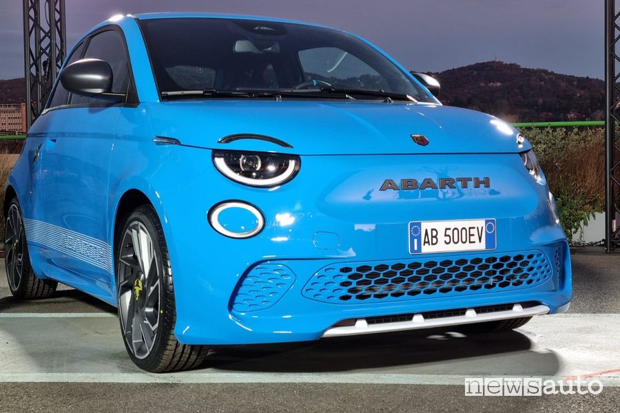 Abarth 500e elettrica livrea Poison Blue Torino Mirafiori