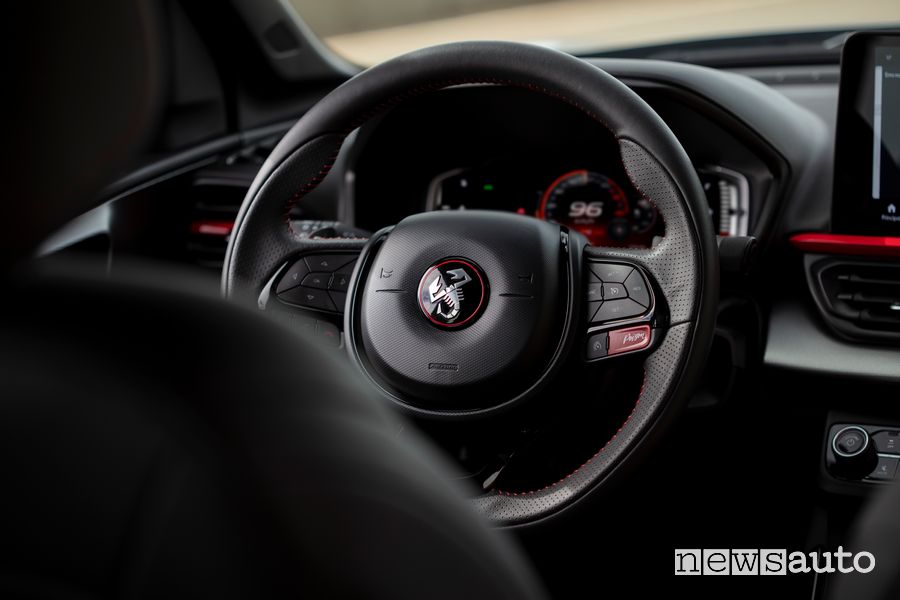 Abarth Pulse SUV volante abitacolo